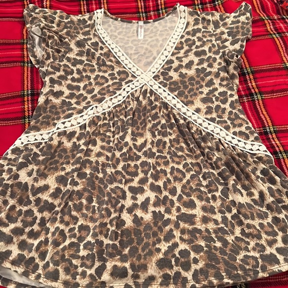 #29 Beautiful leopard top with embroidered empire waist - Picture 3 of 3